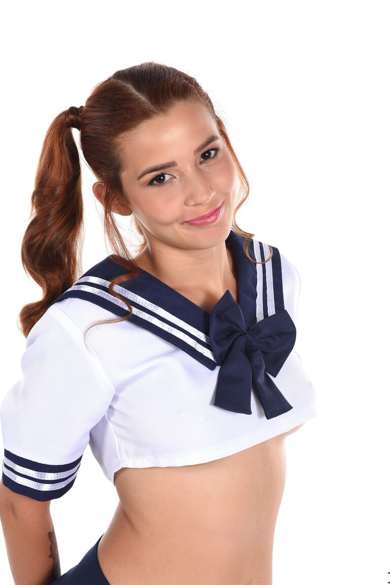 La latina 15P Agatha Vega luce coletas mientras se quita la ropa de colegiala traviesa