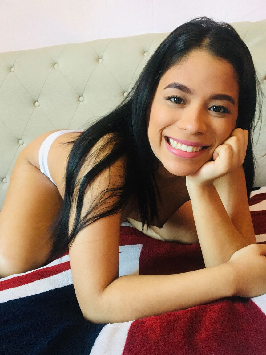 21P グラマラスなブルネットの美女カリン・トーレスが脂肪のパイパンを間近で弄ぶ