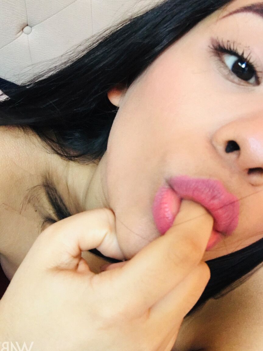 21P グラマラスなブルネットの美女カリン・トーレスが脂肪のパイパンを間近で弄ぶ