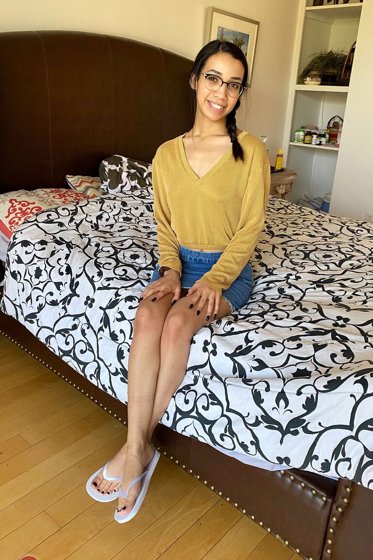 21P La exótica adolescente latina Jackie Rogen mostrando su coño hinchado de cerca