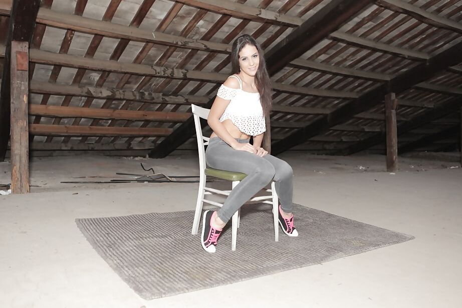 16P Morena Euro gata Carolina Abril tirando as calças de ioga para posar para fotos nuas