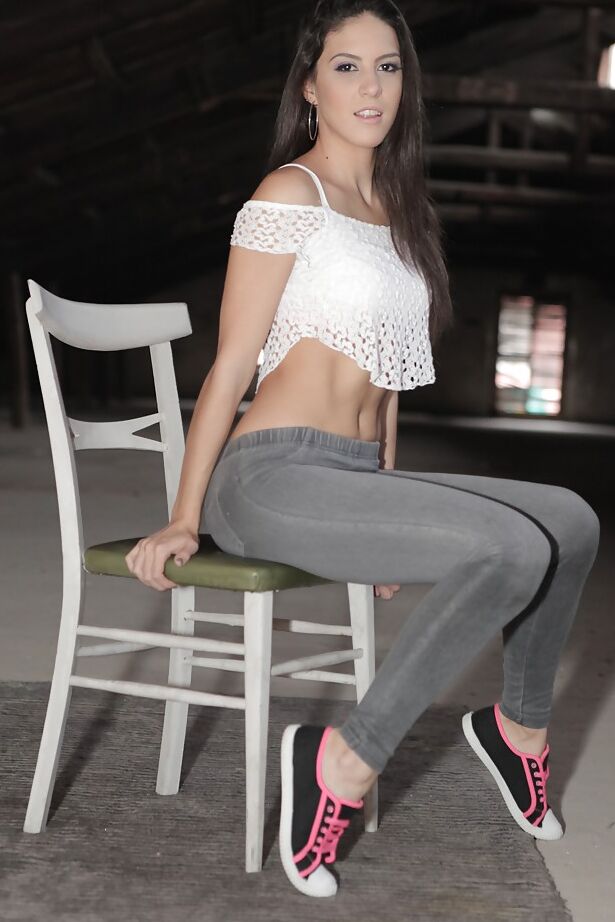 16P Morena Euro gata Carolina Abril tirando as calças de ioga para posar para fotos nuas