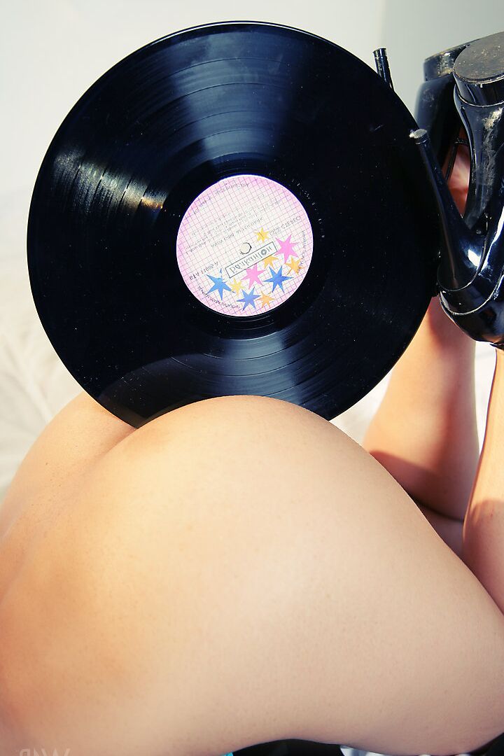 16P La adolescente glamorosa Ruth Medina se desnuda y se retuerce con su antigua colección de discos