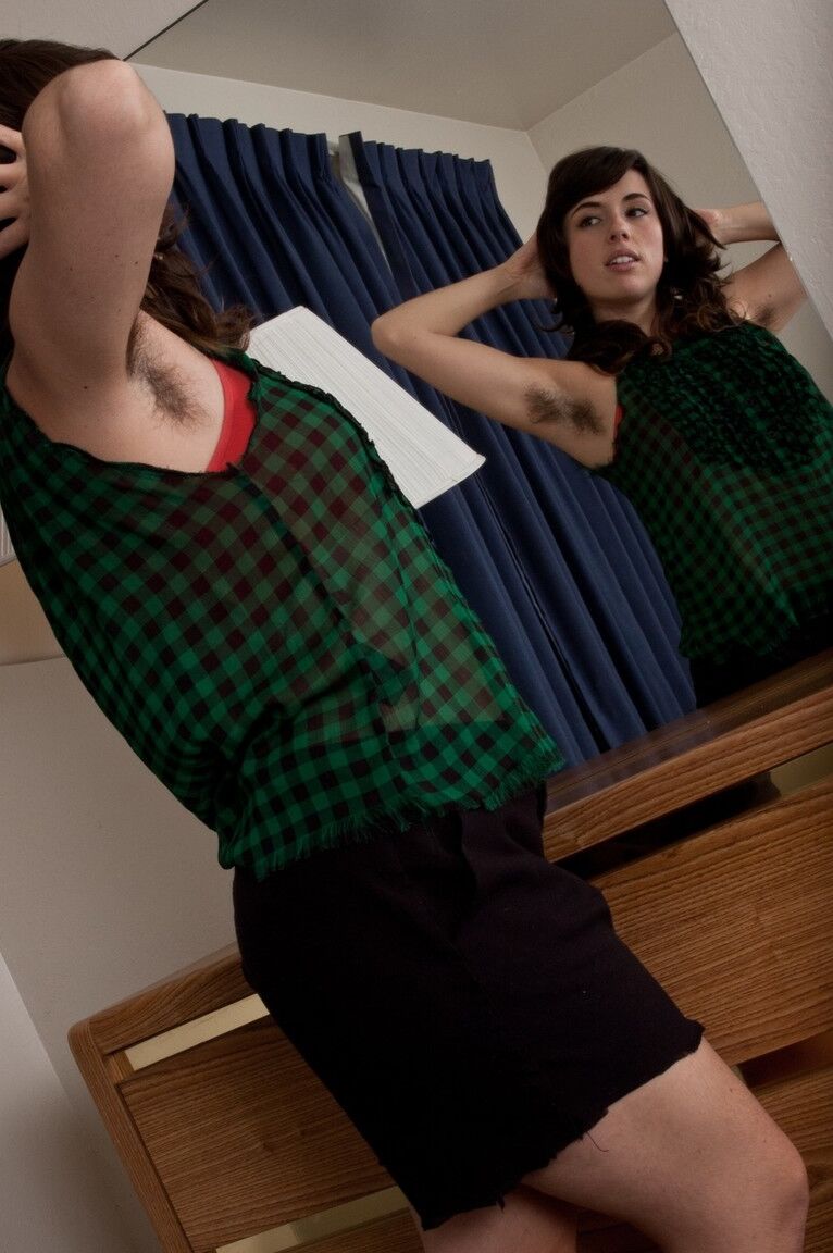 12P Latina admire ses aisselles et sa chatte poilues dans le miroir de sa chambre