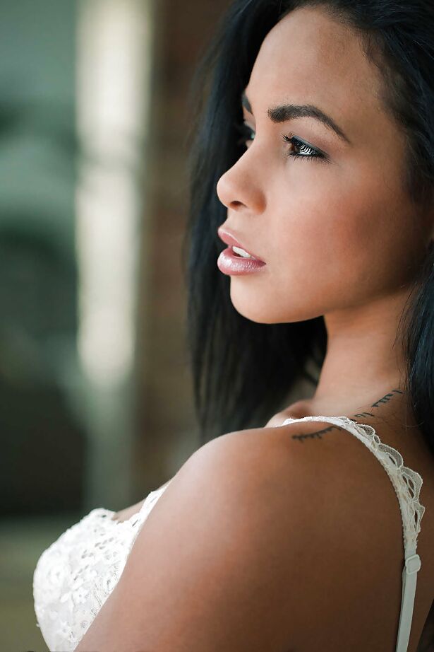 16P La sensuelle Latina Guilliana Alexis se masturbe magnifiquement sur le lit