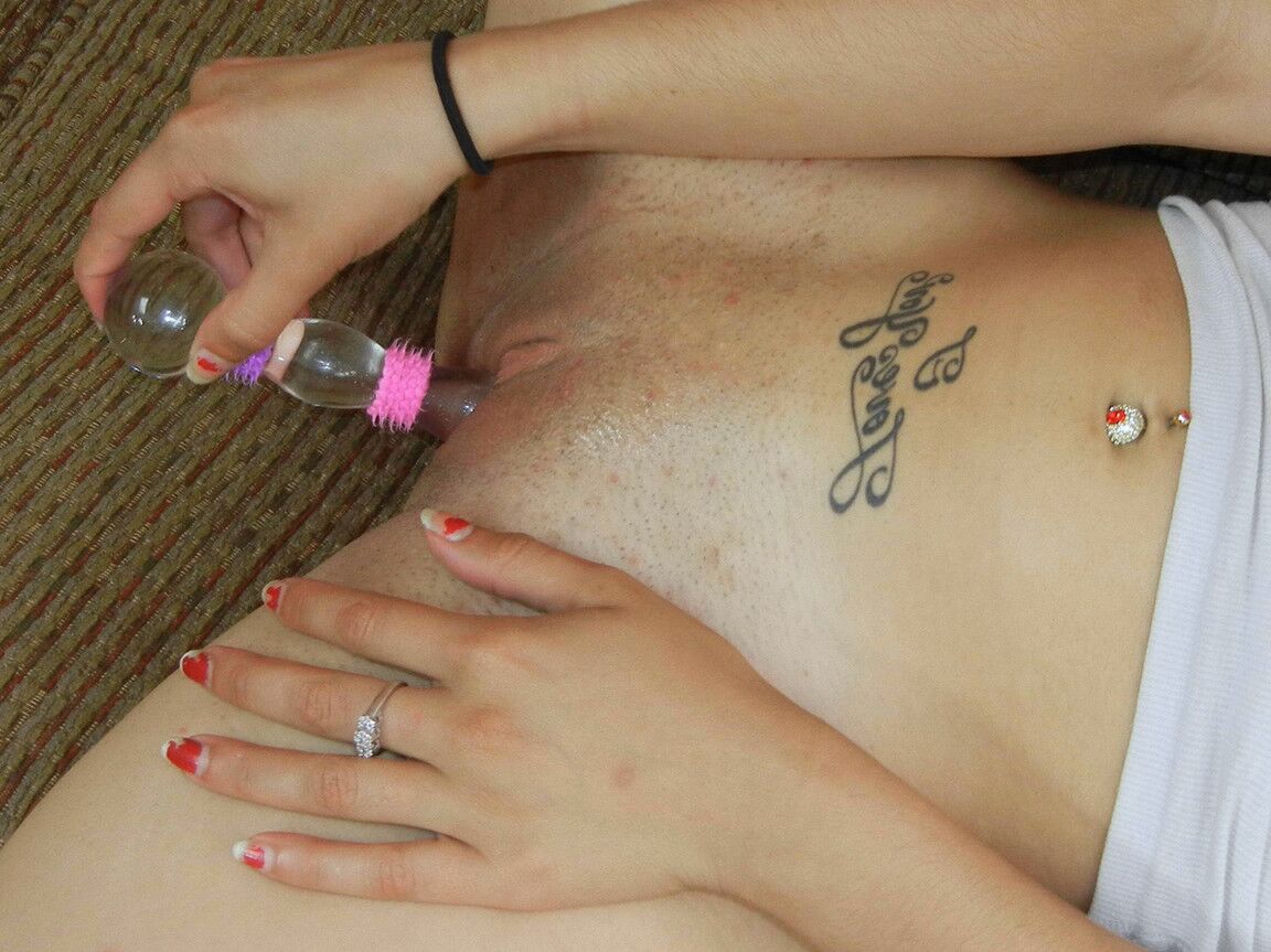 15P Latina Sophia está fodendo sua vulva com um vibrador
