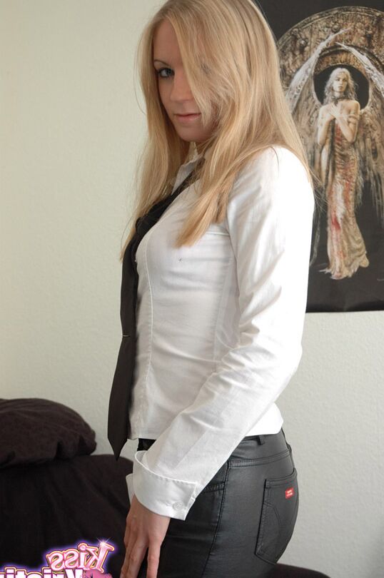 Die 12P blonde Amateurin Kiss Kristin entblößt ihre Brüste in Unterwäsche auf einer Couch