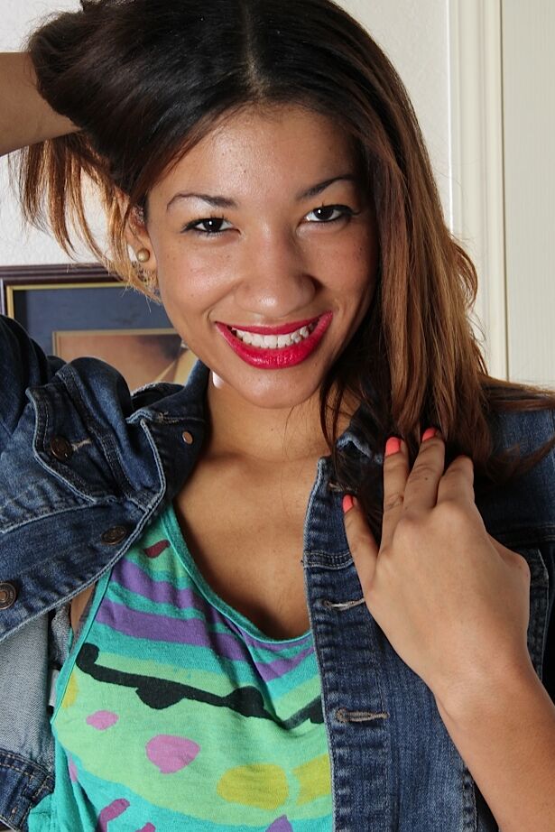 16P Sweet teen gata de ébano Jade mostrando e espalhando sua buceta peluda