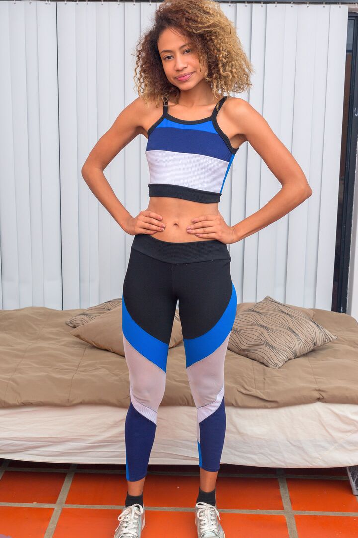 16P La joven latina Karo Lander se quita el traje de spandex y las bragas antes de follar con los dedos