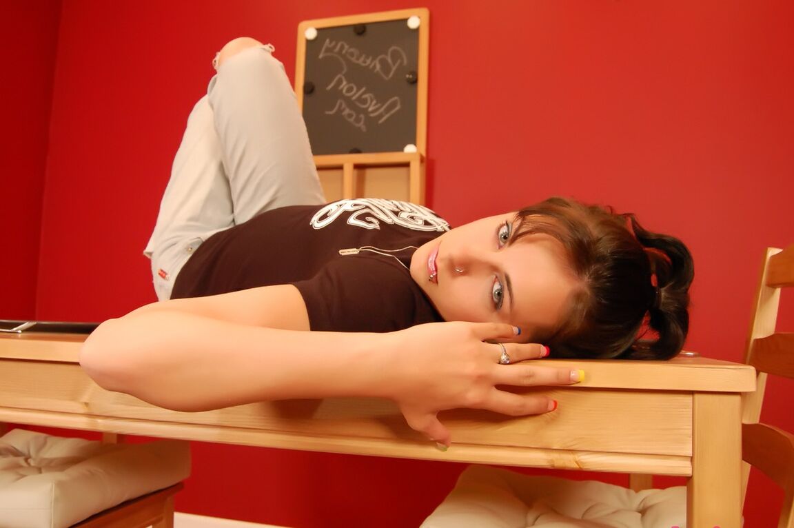 12P Amateur Brittany Avalon retourne l'oiseau avant de glisser un jean sur une jolie culotte