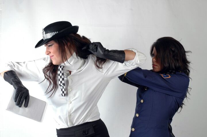 15P Mujeres lesbianas se arrancan el uniforme mientras usan guantes de cuero negro