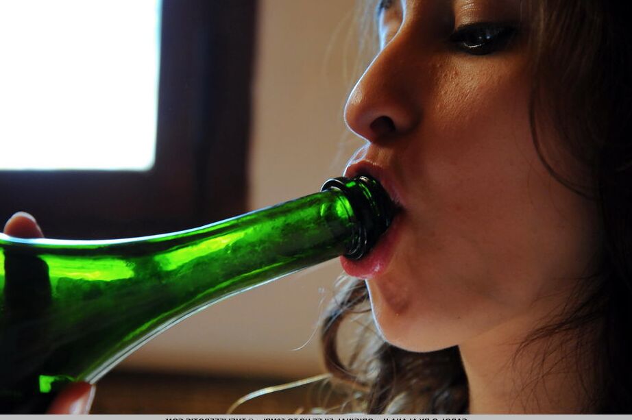 16P A adolescente excitada Carol O enfia uma garrafa de vinho em sua careca na cama
