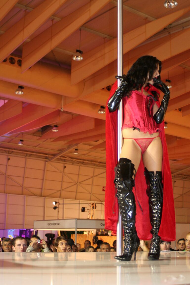 La stripper latina 12P Jessica Blue tiene sexo en una sala VIP después de un show