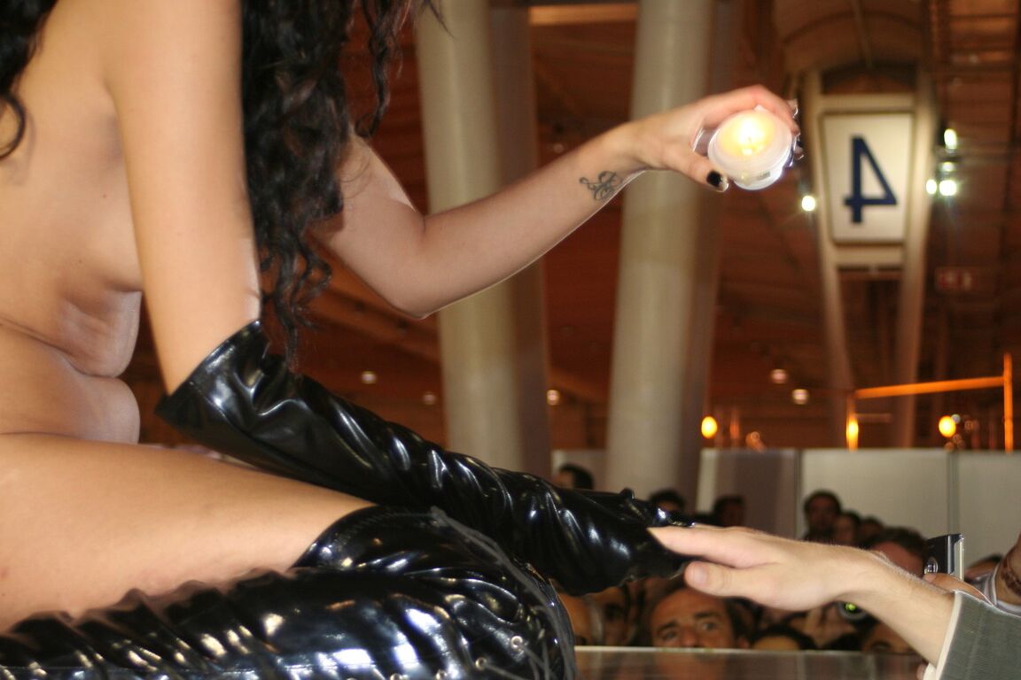 La stripper latina 12P Jessica Blue tiene sexo en una sala VIP después de un show
