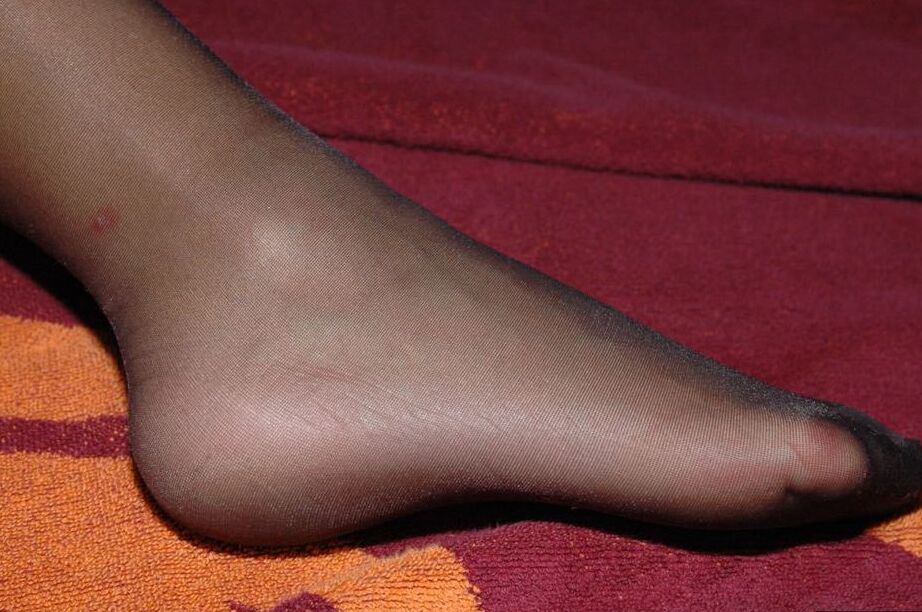 20P 熟女ブロンドがランジェリーとナイロンを着てベッドでレズビアンの前戯に従事
