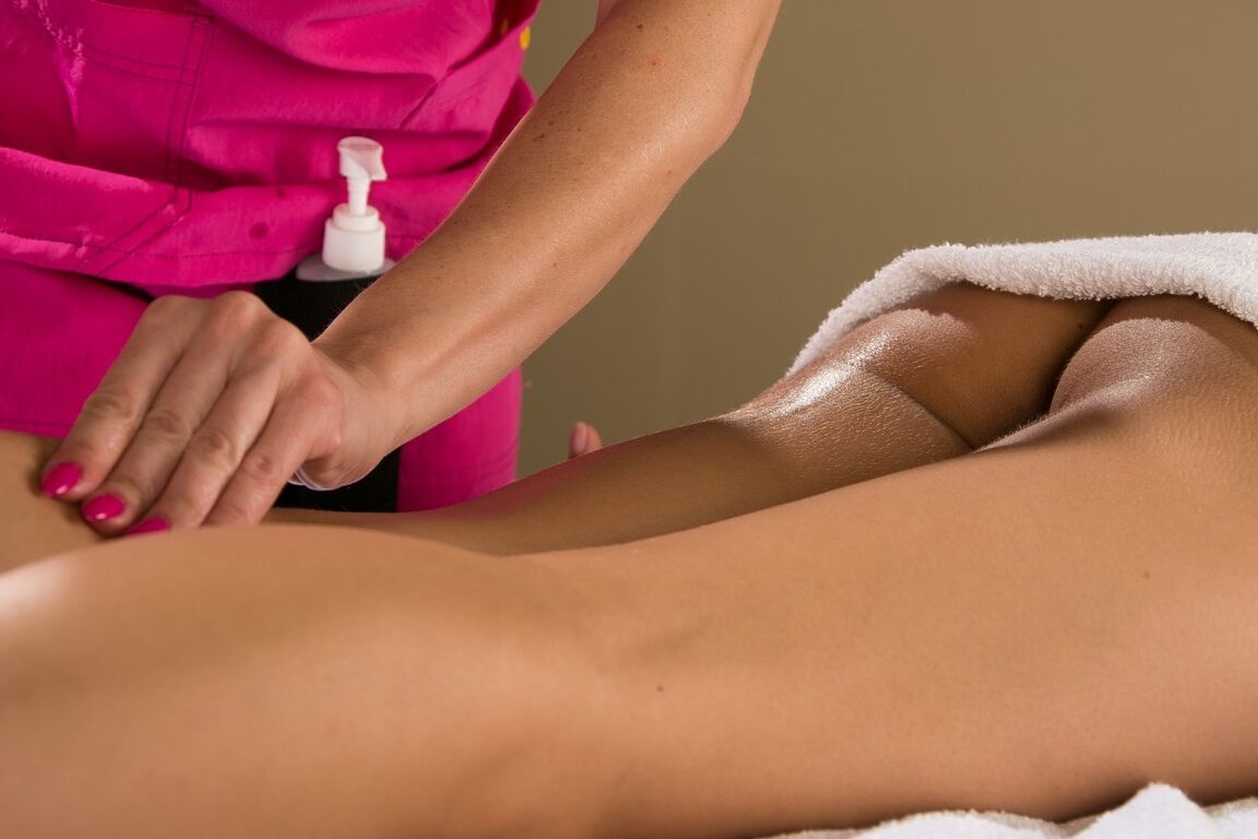 21P Masseuse Britney Amber befriedigt die vollbusige Latina Megan Salinas auf der Massageliege