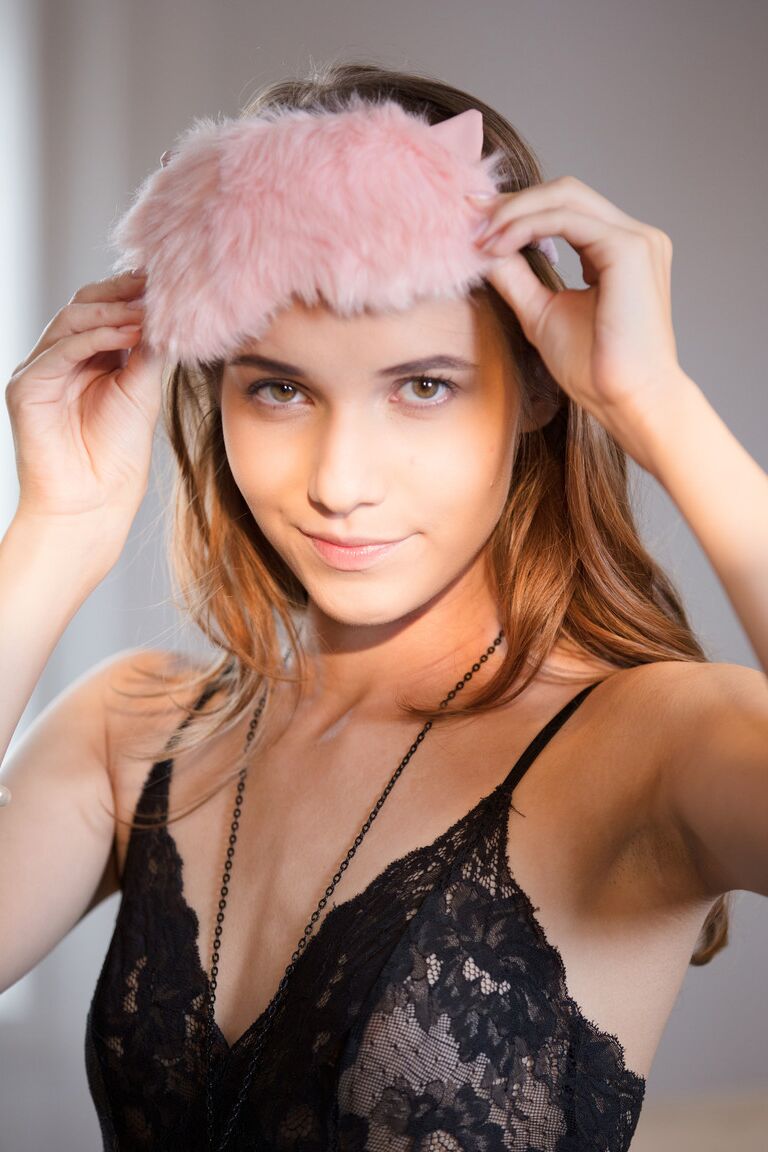 21P Hottie Jessica Portman y la adolescente Vicky Love se comen los agujeros del amor