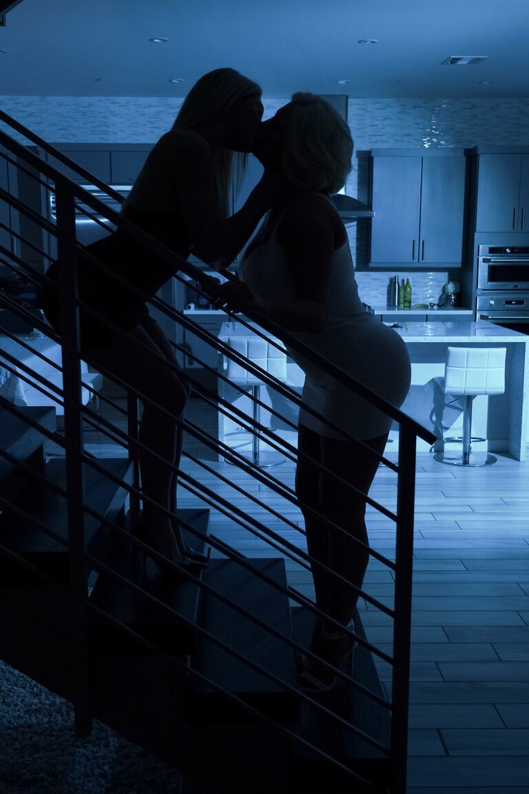 21P Die blonde Teenagerin Abella Danger posiert nackt mit zwei blonden MILF-Zwillingen