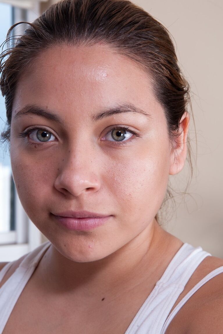 16P A garota amadora Daisy Leon estica sua buceta peluda depois de correr