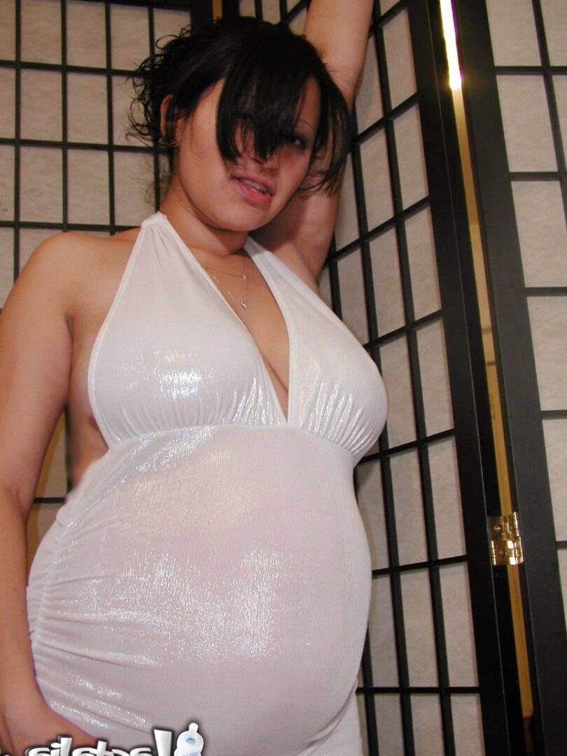 15P Chica embarazada muestra su barriga y su trasero