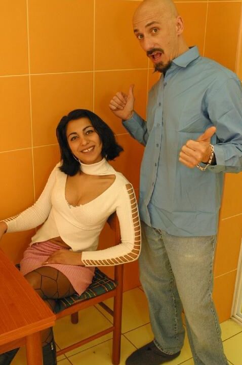16P Garota latina sacanagem se envolve em um boquete difícil e ação de bater na buceta