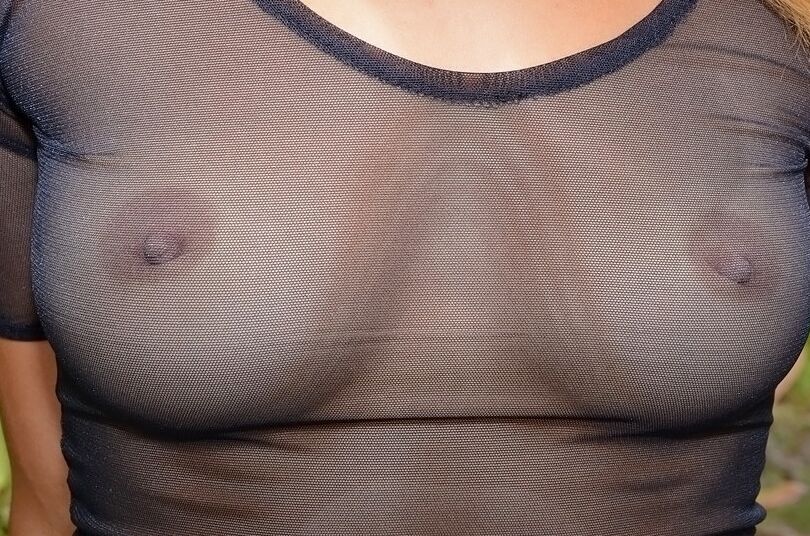 16P Chica latina atrevida descubriendo sus tetas y su herida afeitada al aire libre