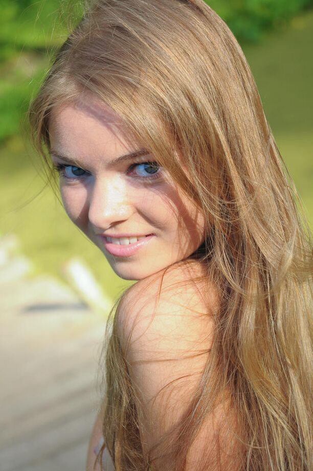 18P Linda adolescente Bridgit A posando para provocações eróticas ao ar livre na floresta