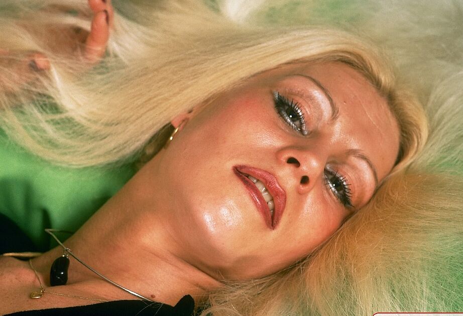 15P Estrellas porno rubias vintage muestran sus increíbles habilidades para chupar pollas