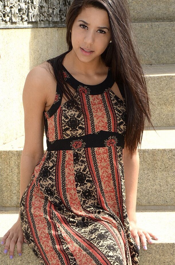 12P A amadora latina Bella Quinn mostra as pernas nuas em um vestido dividido lateralmente