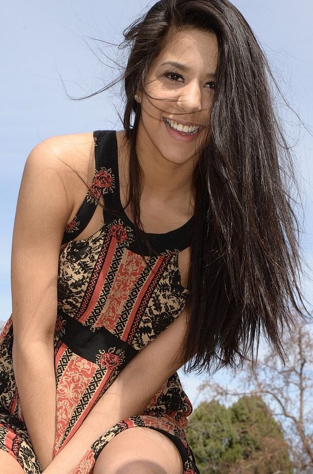 12P A amadora latina Bella Quinn mostra as pernas nuas em um vestido dividido lateralmente