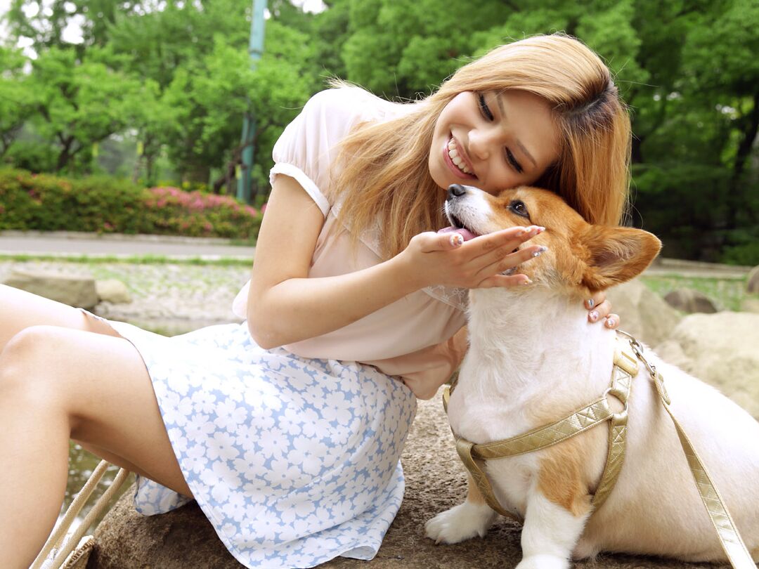 21P アジアの美女、水原サラが犬と抱き合った後、3P で突っ込まれる