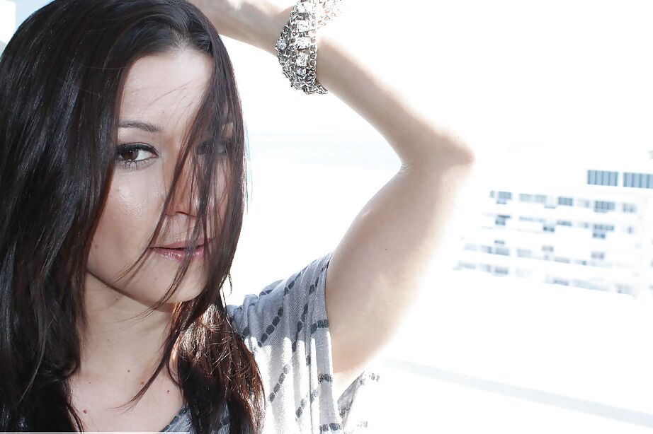 16P La superbe brune Ann Marie Rios exhibe ses naturels