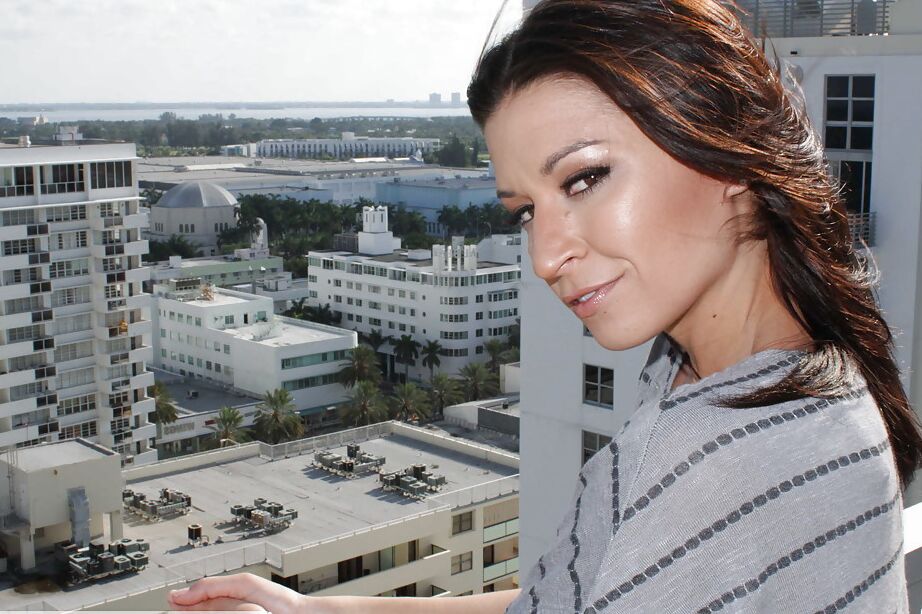 16P La superbe brune Ann Marie Rios exhibe ses naturels