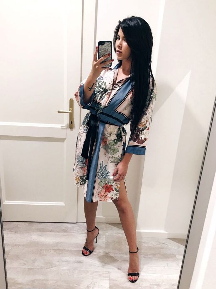 12P A garota amadora Dee tira selfies com suas roupas do dia a dia e lingerie também