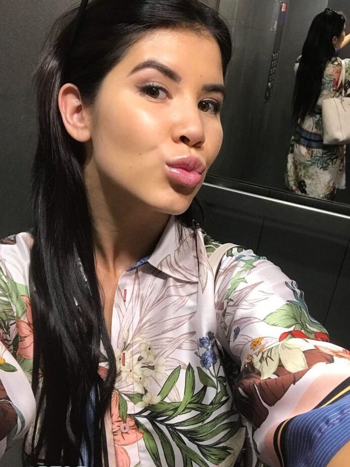 12P A garota amadora Dee tira selfies com suas roupas do dia a dia e lingerie também