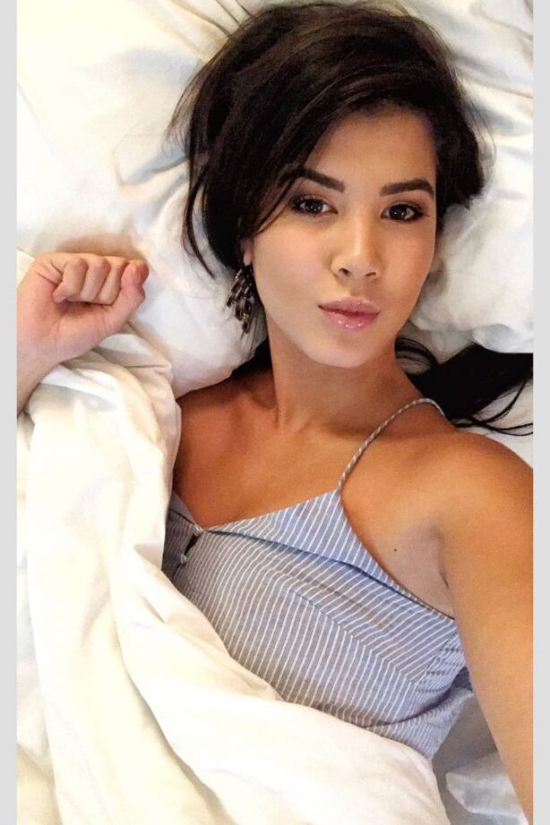 12P A garota amadora Dee tira selfies com suas roupas do dia a dia e lingerie também