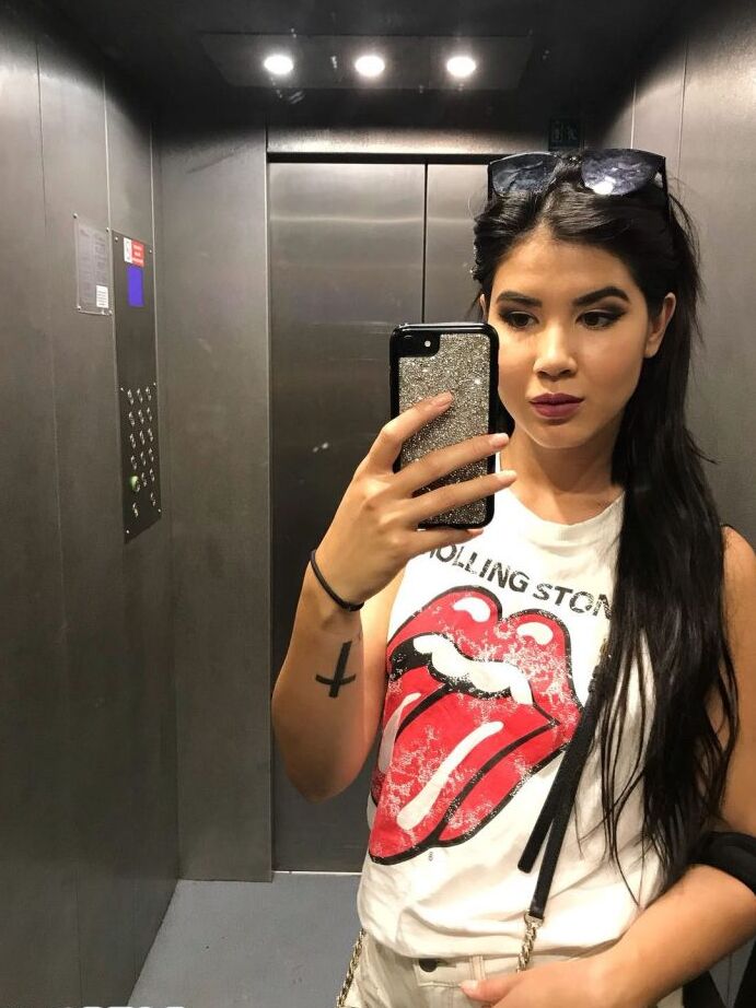 12P A garota amadora Dee tira selfies com suas roupas do dia a dia e lingerie também