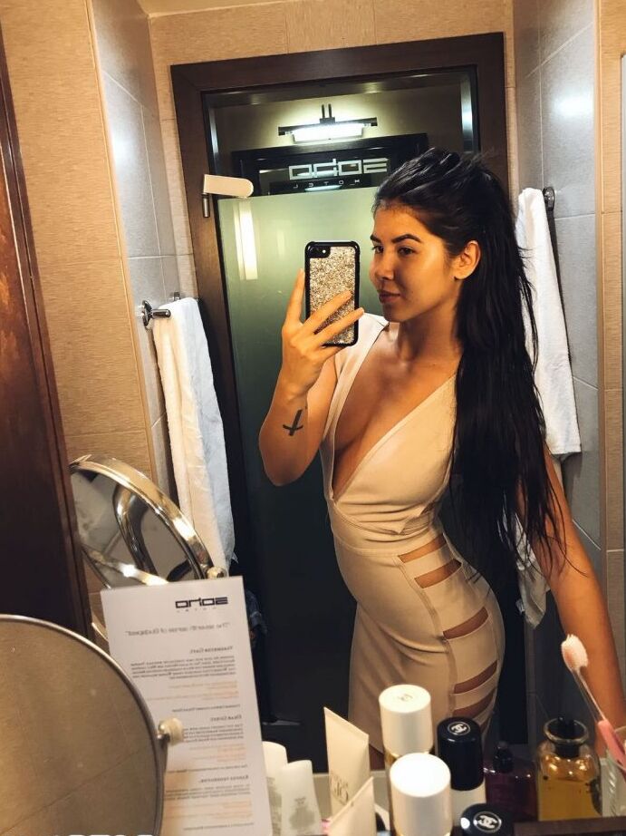12P A garota amadora Dee tira selfies com suas roupas do dia a dia e lingerie também