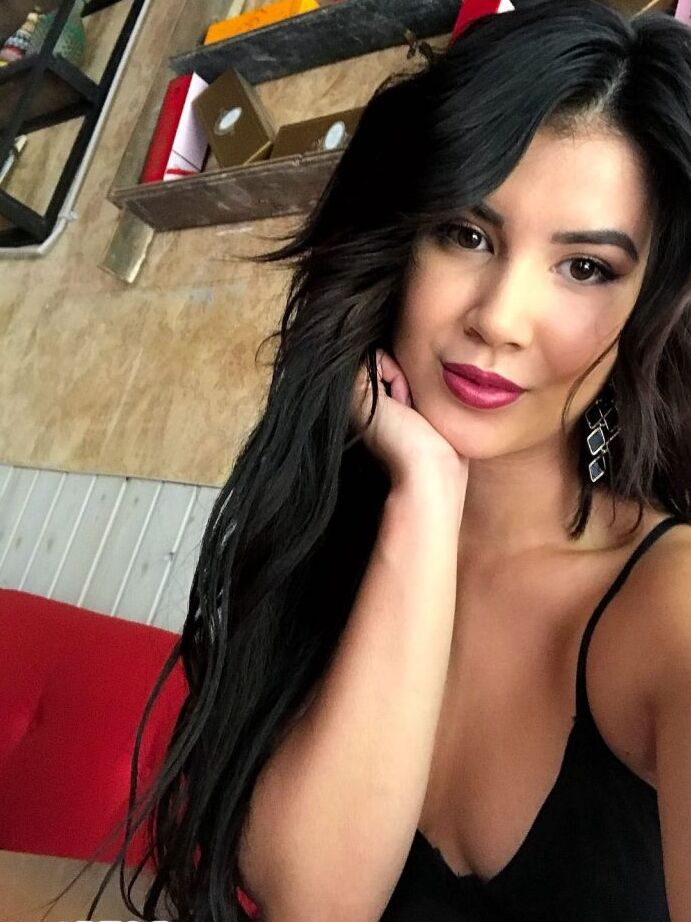 12P A garota amadora Dee tira selfies com suas roupas do dia a dia e lingerie também