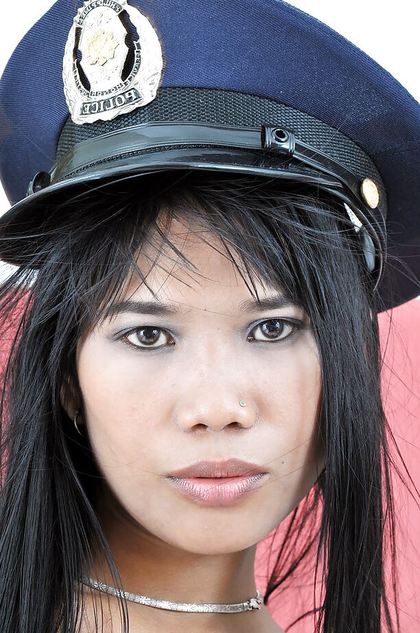 16P A gata latina Anne usa roupa suja de policial e mostra a bunda