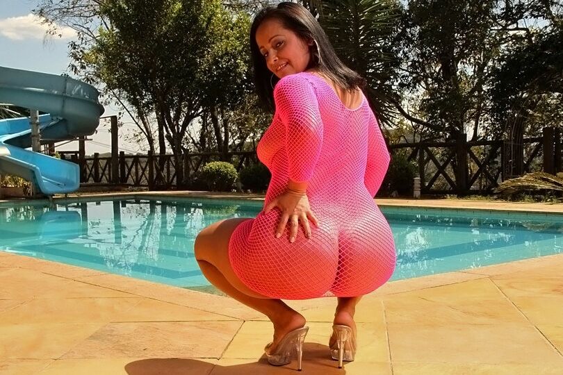 16P Rubenesque latina exposing her big oiled up butt and fingering her gash