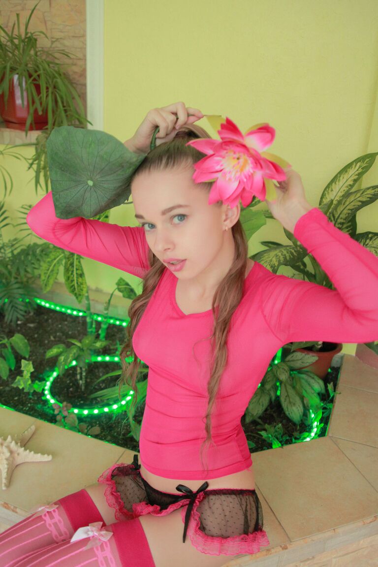 21P A linda adolescente Milena D abre sua vagina peluda enquanto posa em sua lingerie rosa