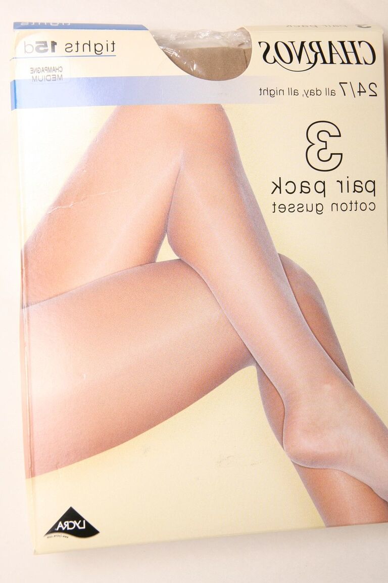 21P Stunner Sam T perde vestido provocante e mostra pernas longas de meia-calça