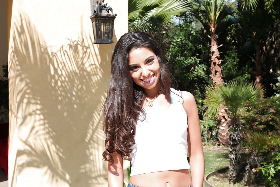 16P Skinny latina querida Trinity St. Clair tirando a roupa ao ar livre