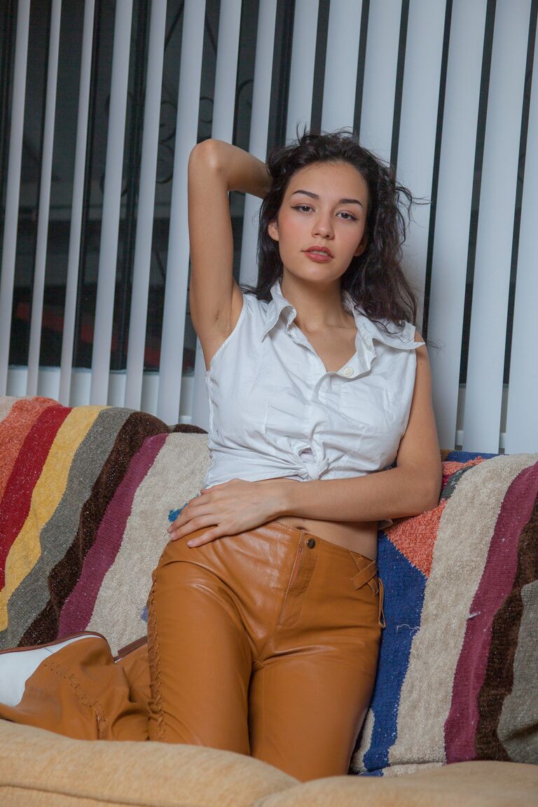 16P La modelo amateur Jessem Floyd descubre sus grandes tetas naturales en pantalones de cuero
