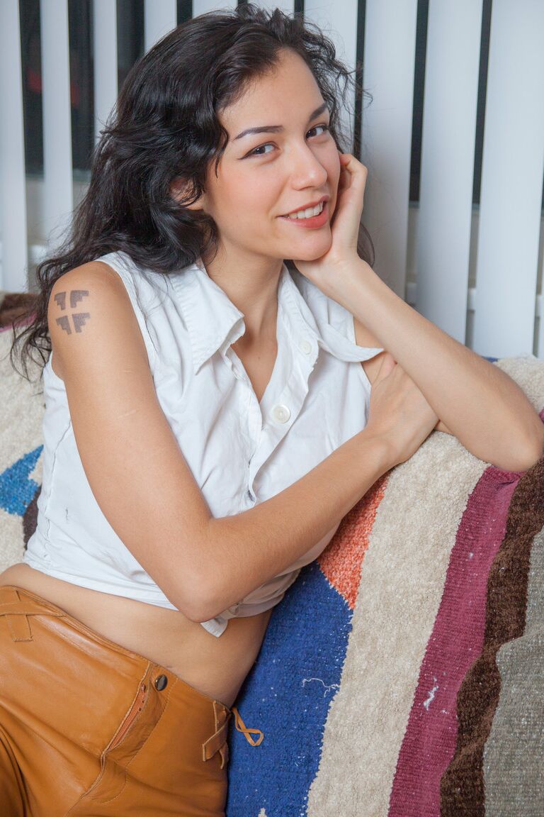 16P La modelo amateur Jessem Floyd descubre sus grandes tetas naturales en pantalones de cuero