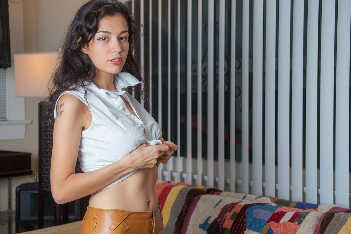 16P La modelo amateur Jessem Floyd descubre sus grandes tetas naturales en pantalones de cuero