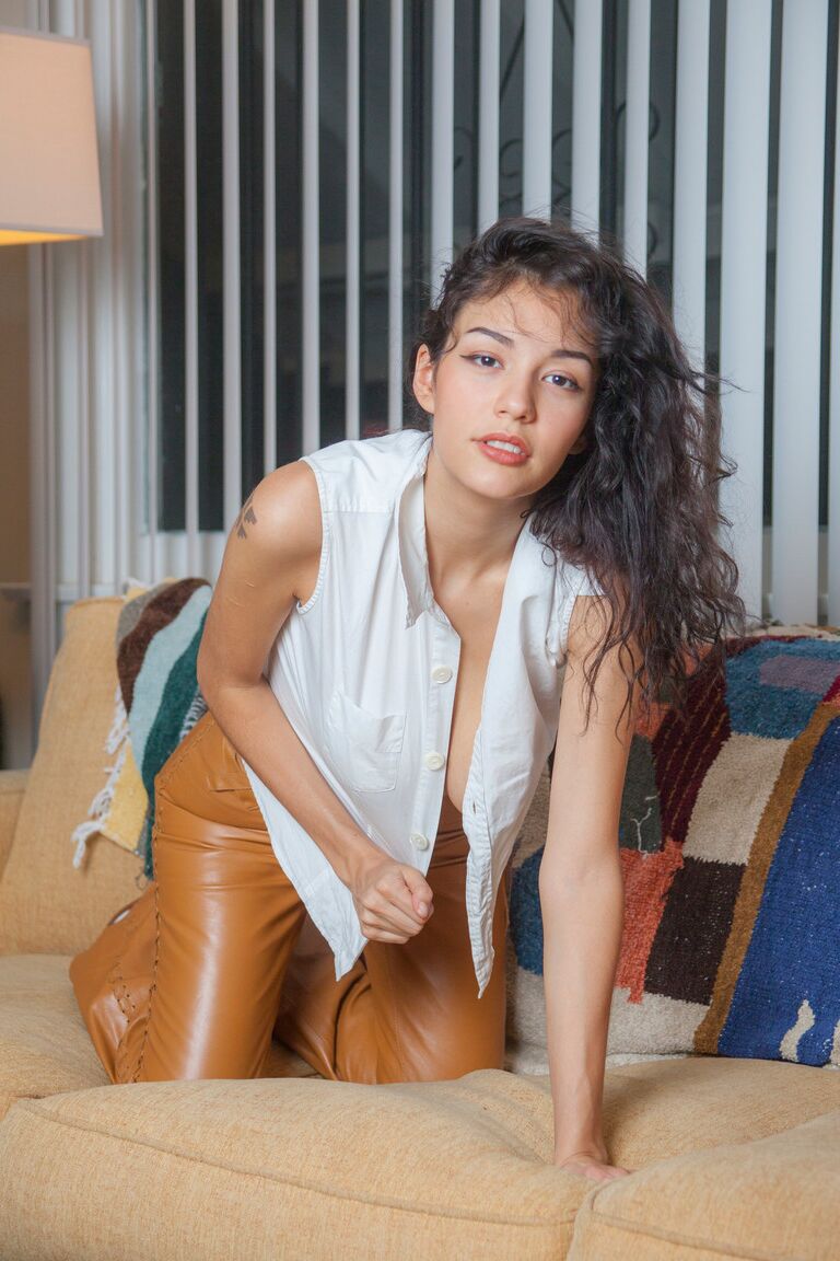16P La modelo amateur Jessem Floyd descubre sus grandes tetas naturales en pantalones de cuero