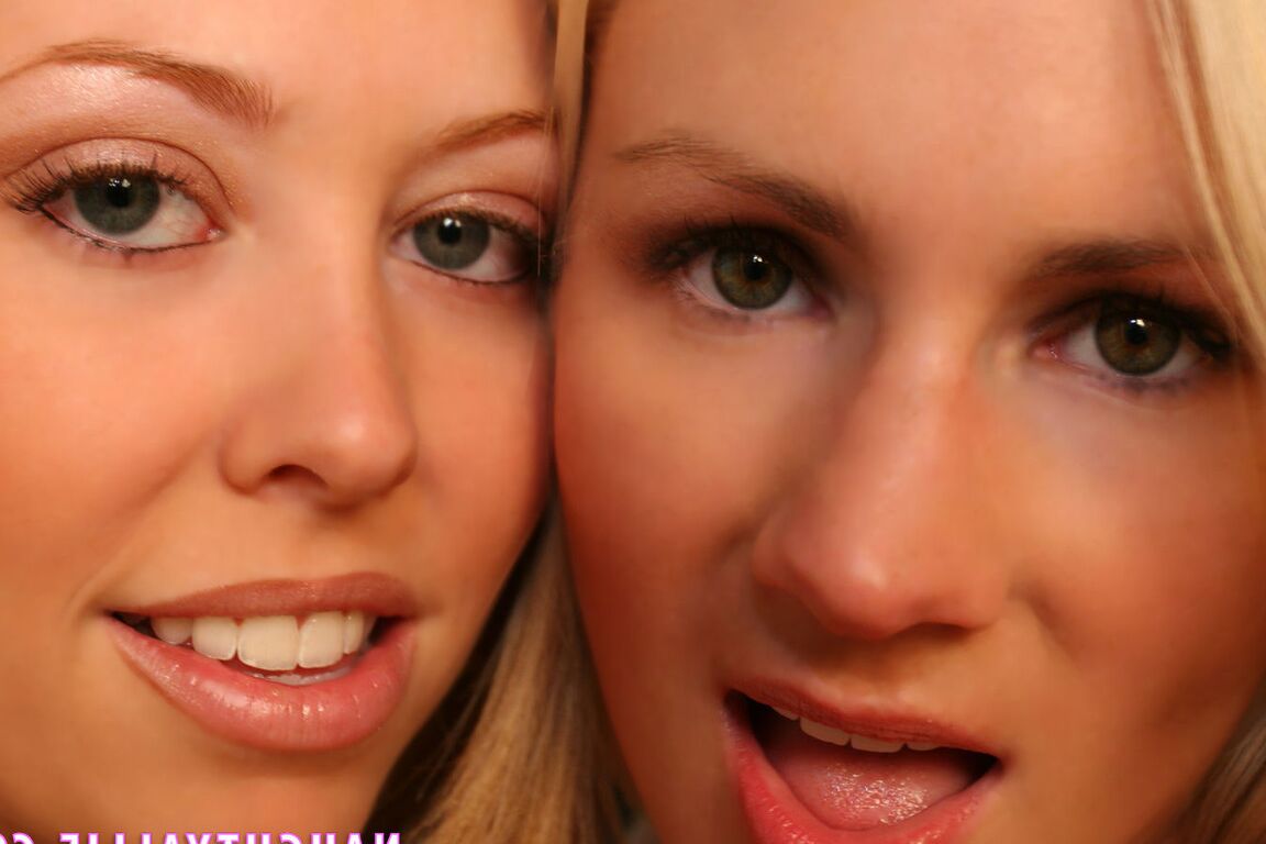 20P NaughtyAllie y Diamond James se lamen el coño por la mañana para