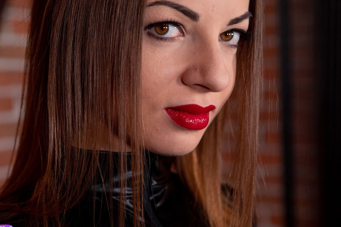 21P Brünette im Catsuit Lilit Sweet zieht sich aus